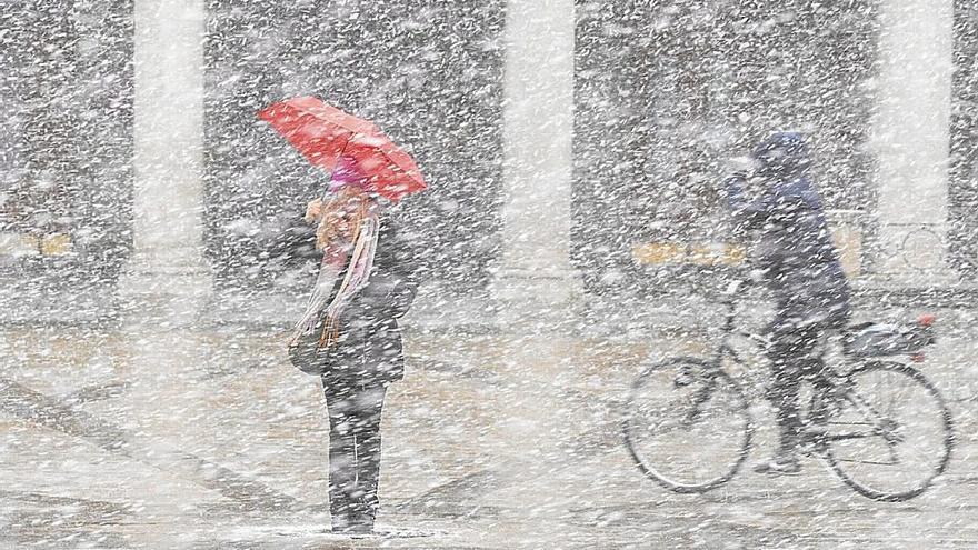 La nieve arrecia en plena Plaza Nueva de Gasteiz.
