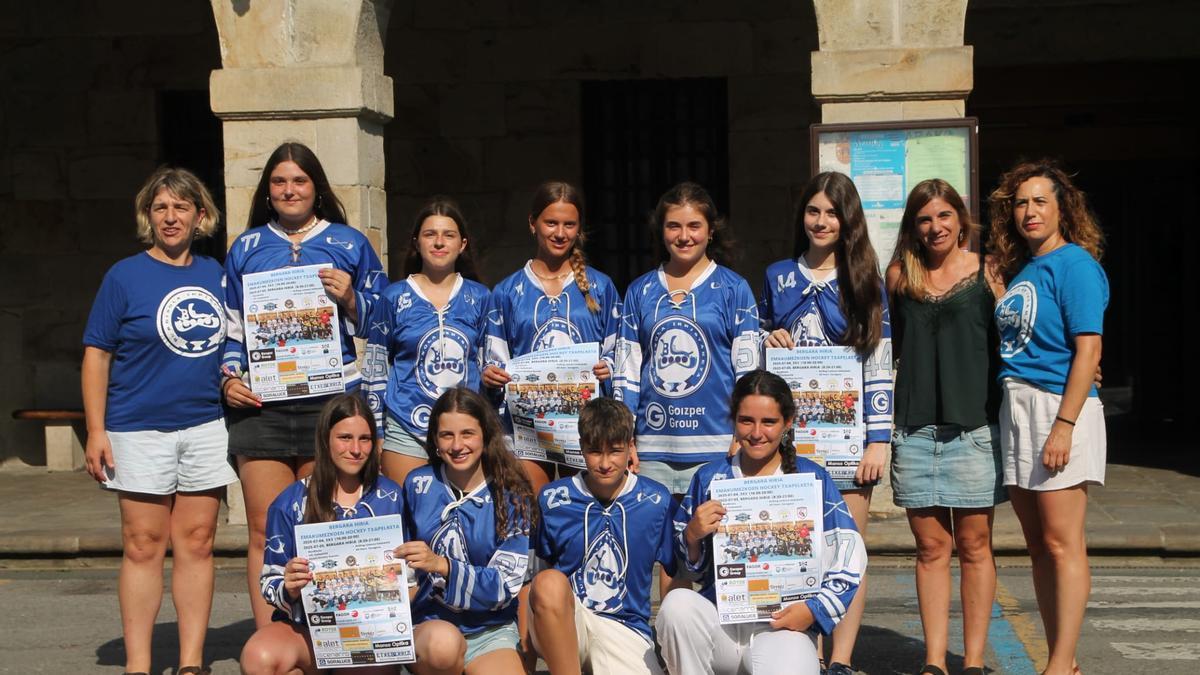 Una representación del club organizador Burdinola junto a la concejala Olatz Manuel en la presentación.