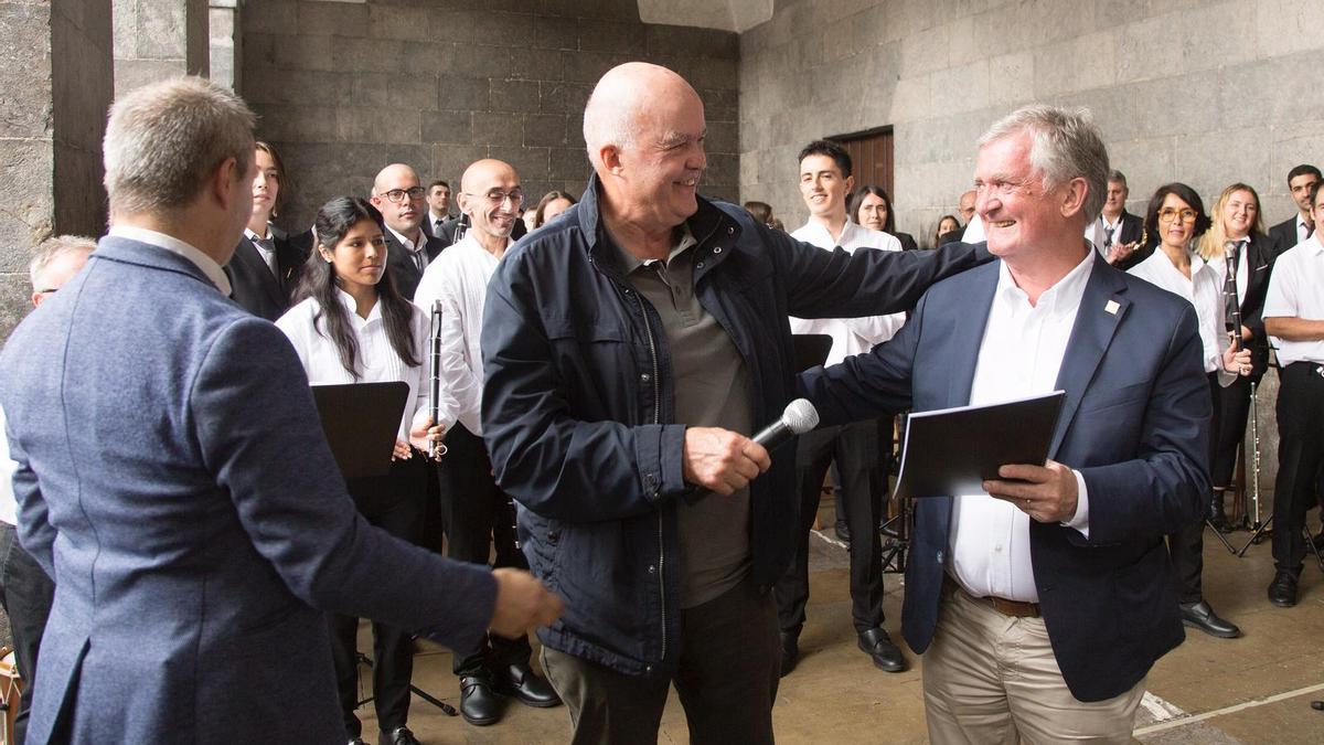 Txomin Mujika entregó a Ángel Mari Arena la partitura con la "biribilketa" que compuso para él como homenaje por encargo de su cuadrilla.