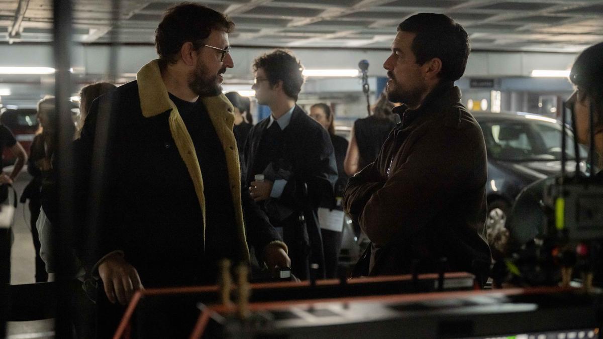 Dani de la Torre y Mario Casas, durante el rodaje de 'Zeta'.