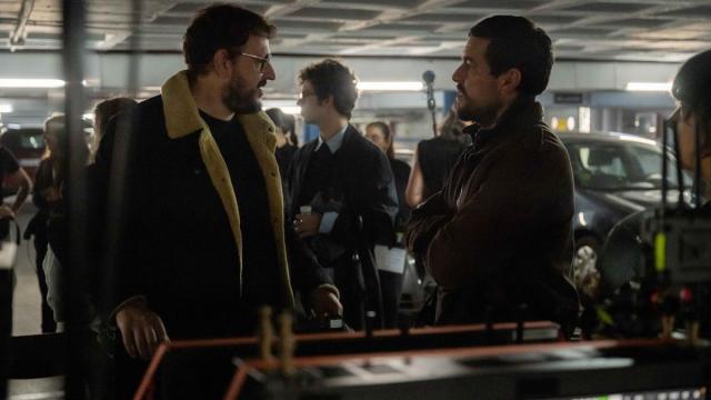 Dani de la Torre y Mario Casas, durante el rodaje de 'Zeta'.