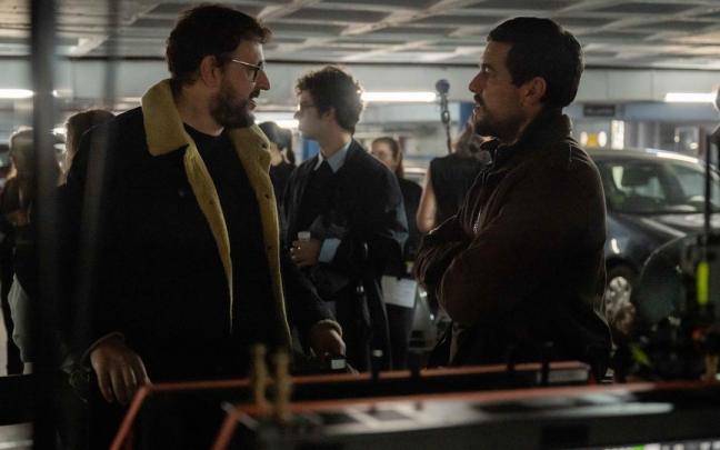 Dani de la Torre y Mario Casas, durante el rodaje de 'Zeta'.