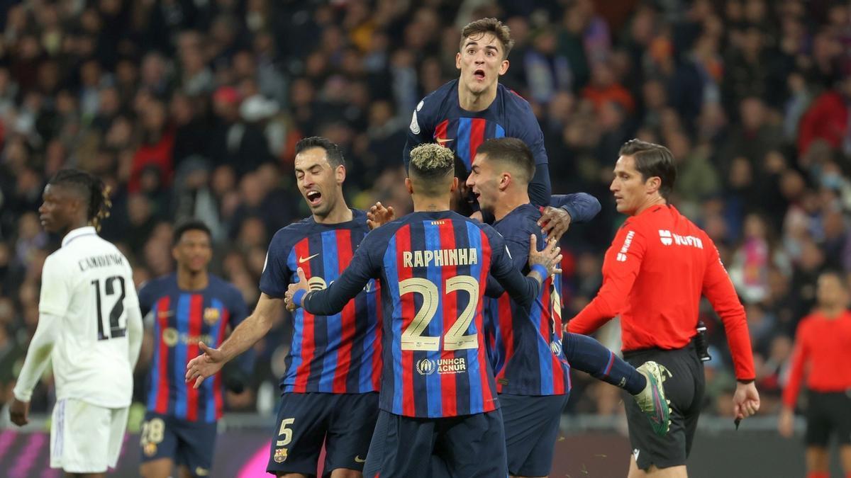 Los jugadores celebran el gol en propia puerta del Madrid.