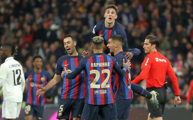Los jugadores celebran el gol en propia puerta del Madrid.