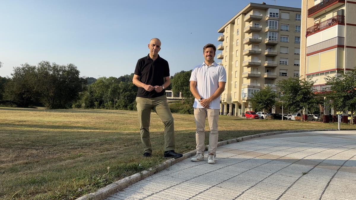 Pablo García, director de Vivienda, Suelo y Arquitectura del Gobierno Vasco, e Inaxio Illarramendi, portavoz del PSE-EE de Zarautz.