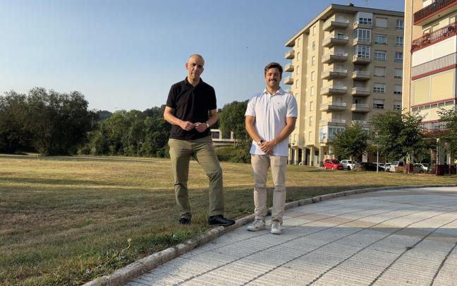 Pablo García, director de Vivienda, Suelo y Arquitectura del Gobierno Vasco, e Inaxio Illarramendi, portavoz del PSE-EE de Zarautz.