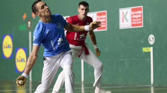 En imágenes: Zabala supera a Ezkurdia en la eliminatoria de cuartos de final del Cuatro y Medio de San Fermín en Altsasu.