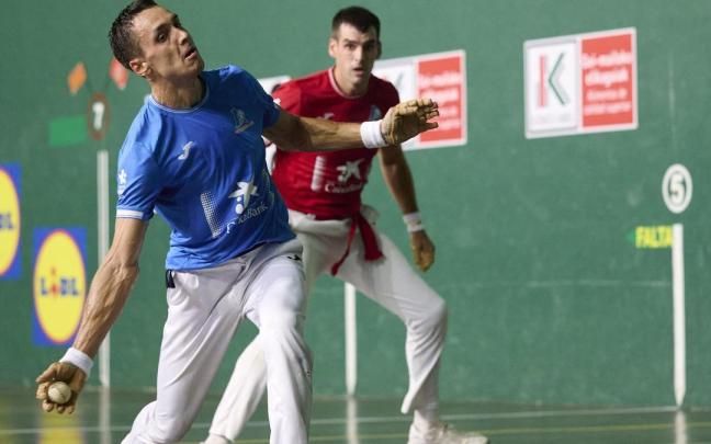 En imágenes: Zabala supera a Ezkurdia en la eliminatoria de cuartos de final del Cuatro y Medio de San Fermín en Altsasu.