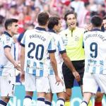 Los jugadores realistas protestan al colegiado Munuera Montero la señalización del penalti que supuso la derrota de la Real por 2-1 en el Metropolitano. / EUROPA PRESS