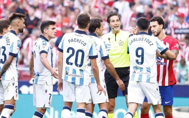 Los jugadores realistas protestan al colegiado Munuera Montero la señalización del penalti que supuso la derrota de la Real por 2-1 en el Metropolitano. / EUROPA PRESS