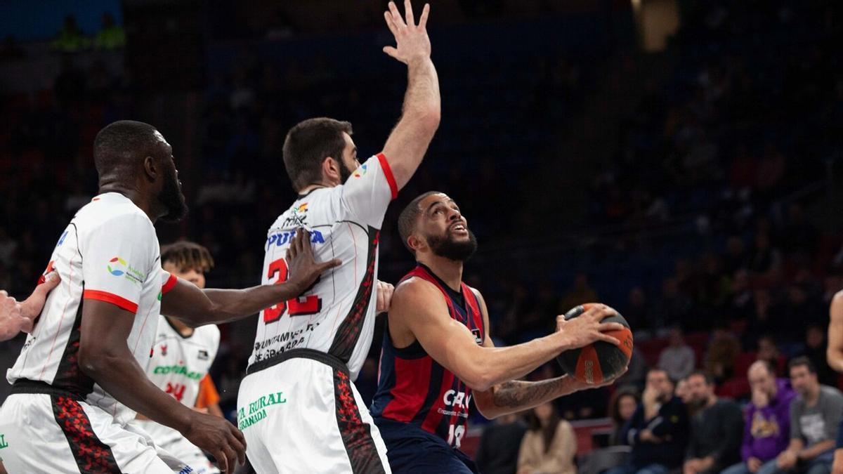 Tompson trata de superar la defensa de Maye, durante el partido entre el Baskonia y el Granada