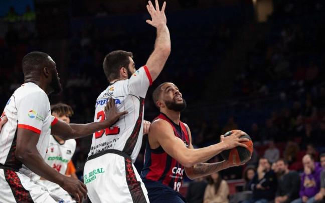 Tompson trata de superar la defensa de Maye, durante el partido entre el Baskonia y el Granada