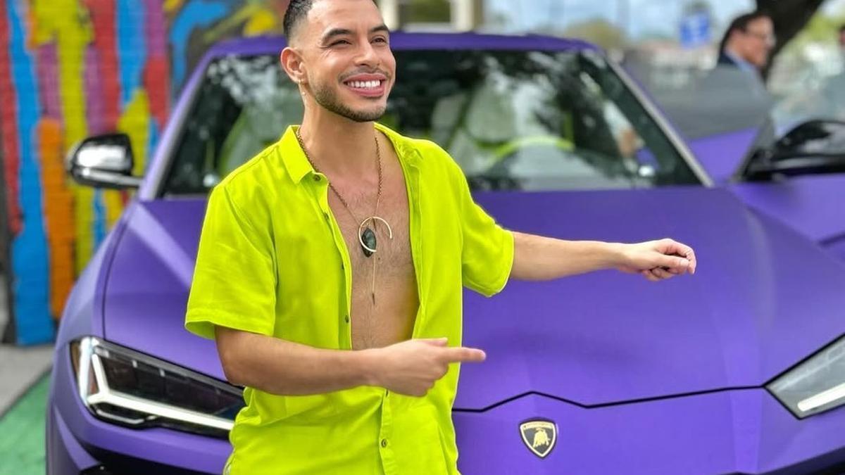 El ganador, posando con el Lamborghini.