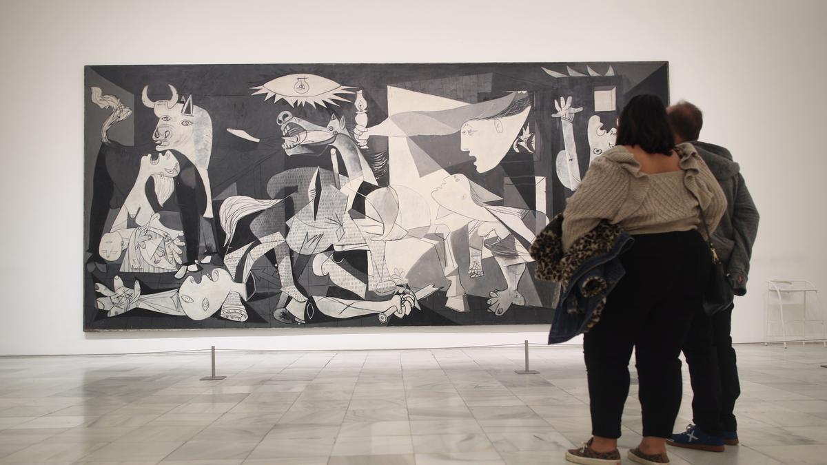Dos personas observan el 'Guernica' de Pablo Picasso en una de las salas del Museo Reina Sofía
