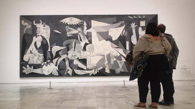 Dos personas observan el 'Guernica' de Pablo Picasso en una de las salas del Museo Reina Sofía