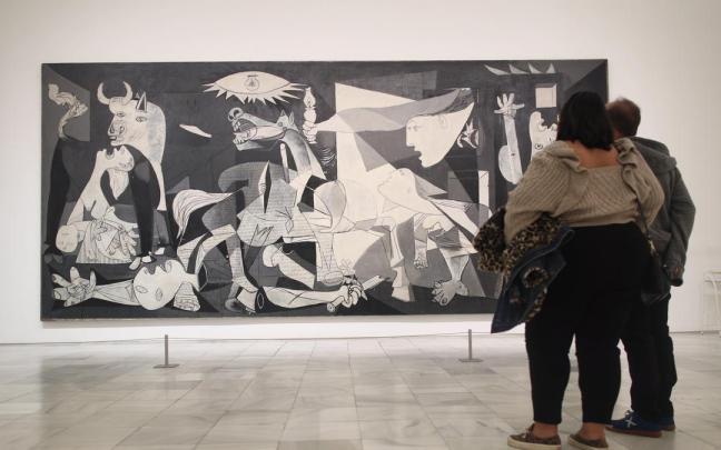 Dos personas observan el 'Guernica' de Pablo Picasso en una de las salas del Museo Reina Sofía