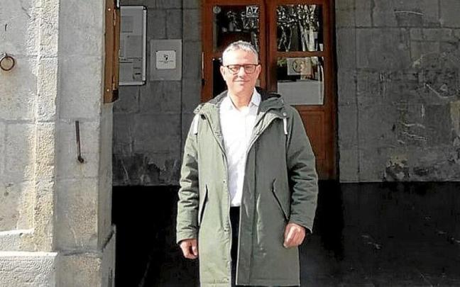 Patxi Suárez, en los arkupes del ayuntamiento. | FOTO: N.G.