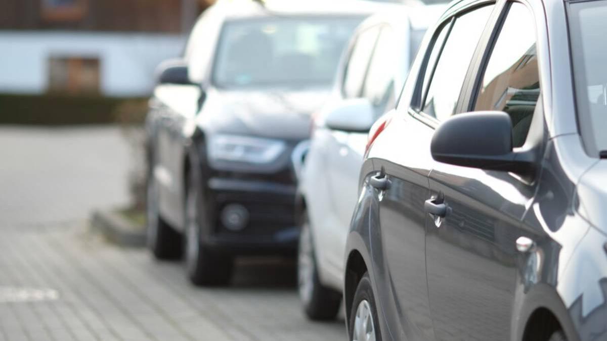 ¿Puedo aparcar en doble fila? La DGT explica en qué casos está permitido