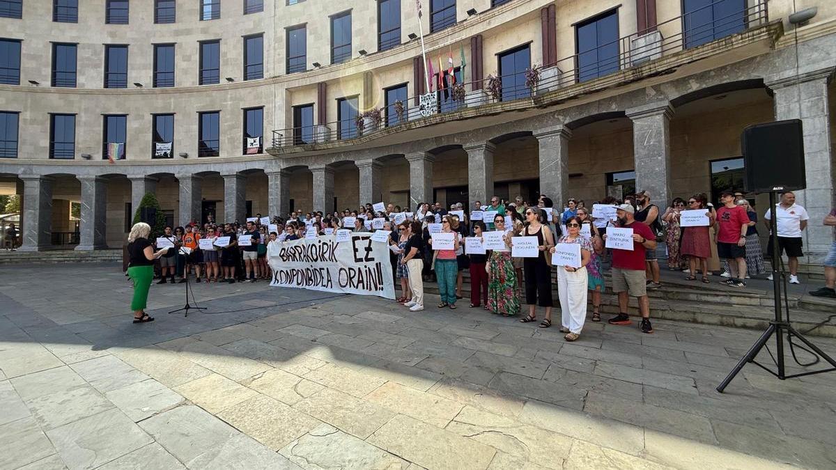 Concentración contra el cierre de Laudio Goikoa la tarde del 27 de mayo en la Herriko Plaza