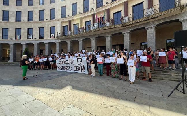 Concentración contra el cierre de Laudio Goikoa la tarde del 27 de mayo en la Herriko Plaza
