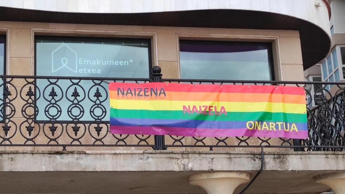 Bandera LGTBI+ en la Emakumeen Etxea de Zarautz.