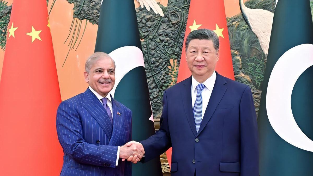 El presidente chino, Xi Jinping, y el primer ministro pakistaní, Shehbaz Sharif, posan durante su reunión este lunes.