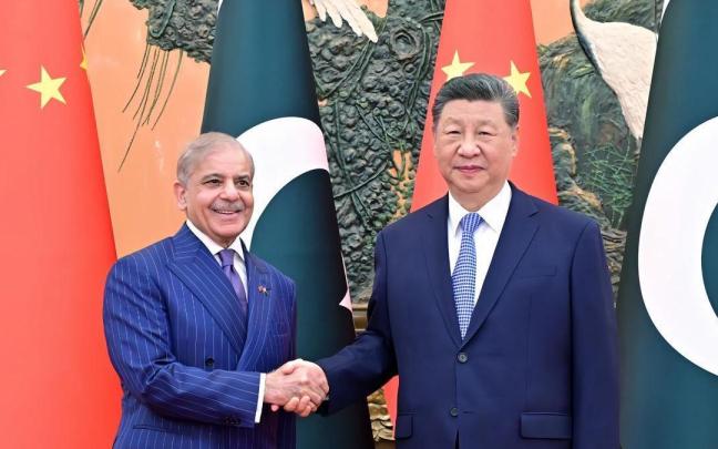 El presidente chino, Xi Jinping, y el primer ministro pakistaní, Shehbaz Sharif, posan durante su reunión este lunes.