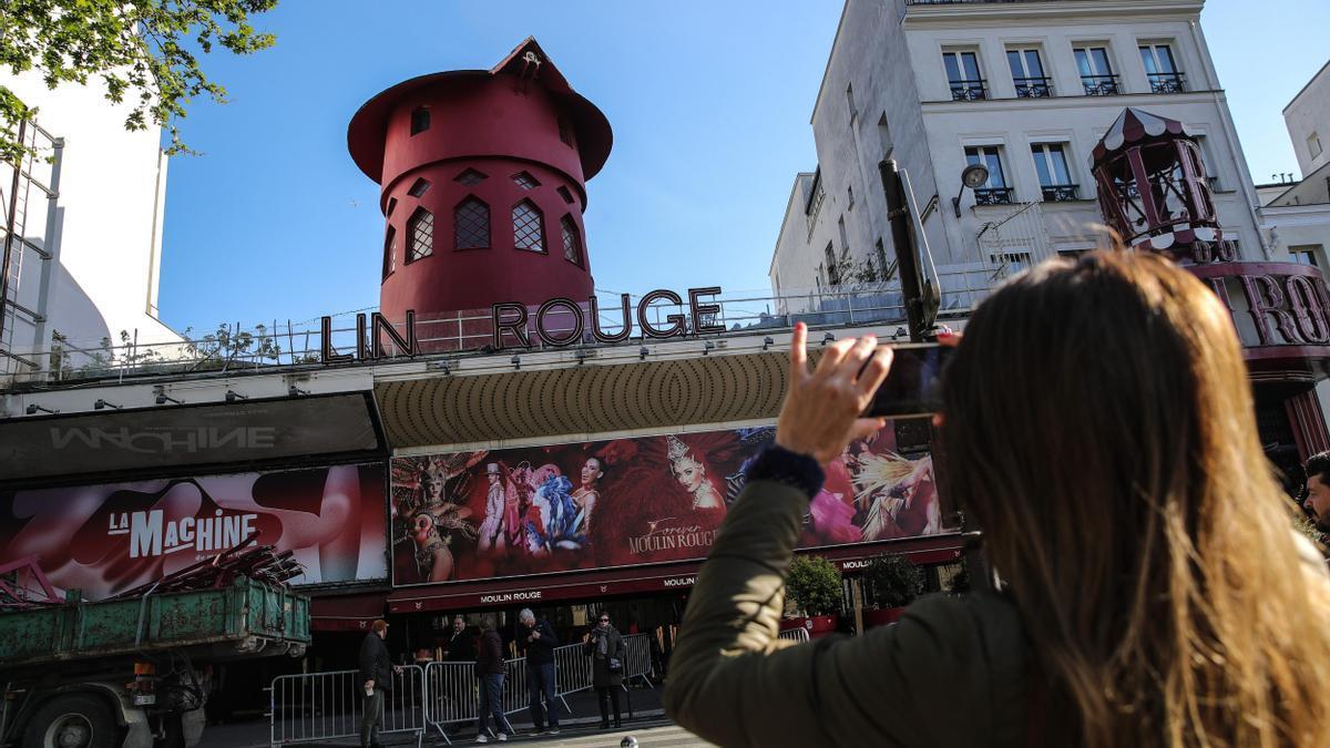 Se desploman las aspas del Moulin Rouge de París