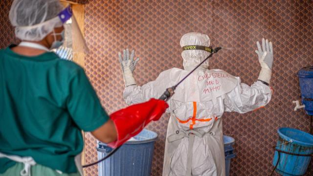 Desinfección de un trabajador sanitario.