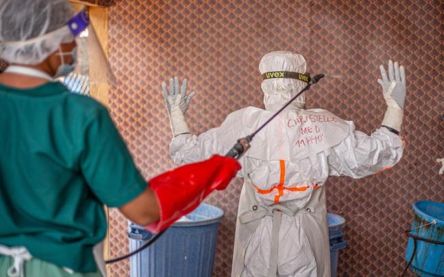 Desinfección de un trabajador sanitario.
