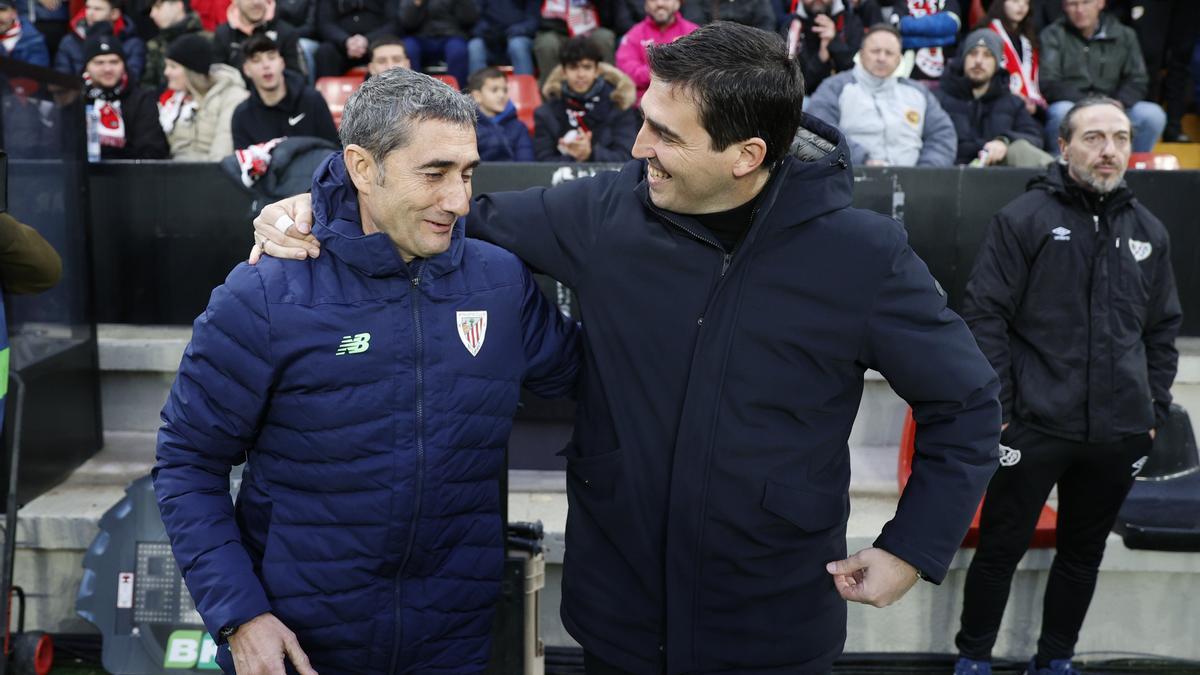 Ernesto Valverde y Andoni Iraola charlan en un encuentro entre el Athletic y el Rayo Vallecano.