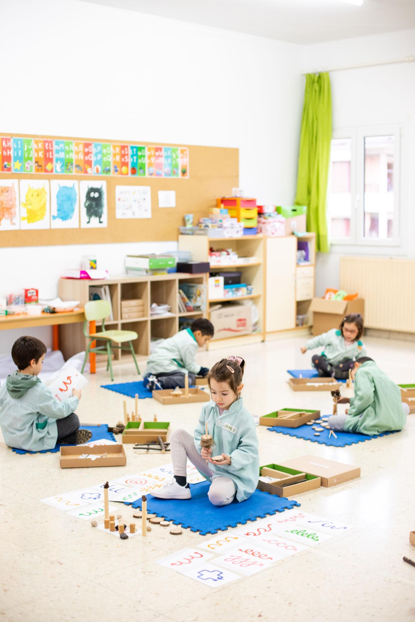 Niñas y niños durante una clase.