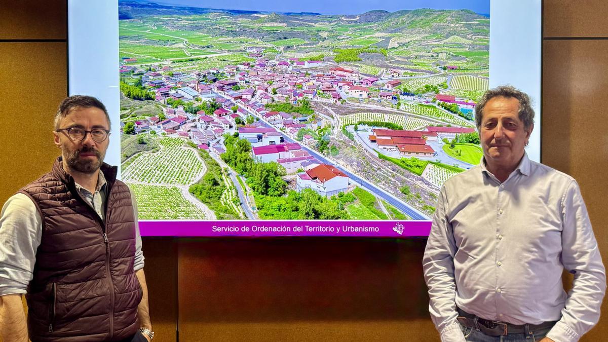 El alcalde Francisco Javier García, junto al concejal Borja Monje, en la presentación del PGOU de Baños de Ebro