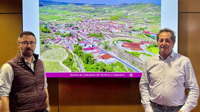 El alcalde Francisco Javier García, junto al concejal Borja Monje, en la presentación del PGOU de Baños de Ebro