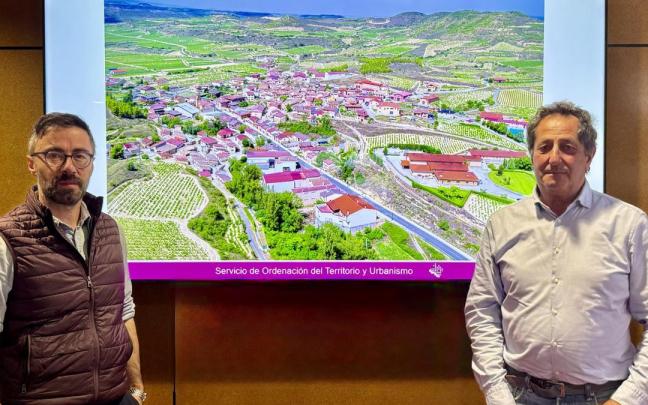 El alcalde Francisco Javier García, junto al concejal Borja Monje, en la presentación del PGOU de Baños de Ebro