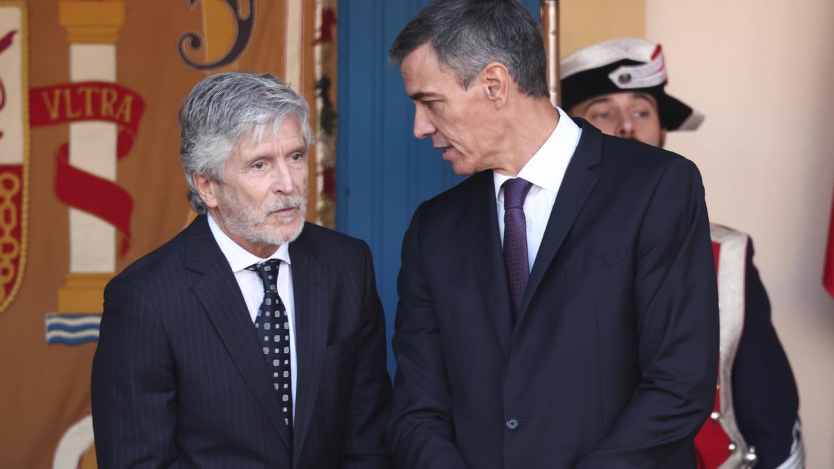 El ministro del Interior, Fernando Grande-Marlaska, y el presidente del Gobierno español, Pedro Sánchez.