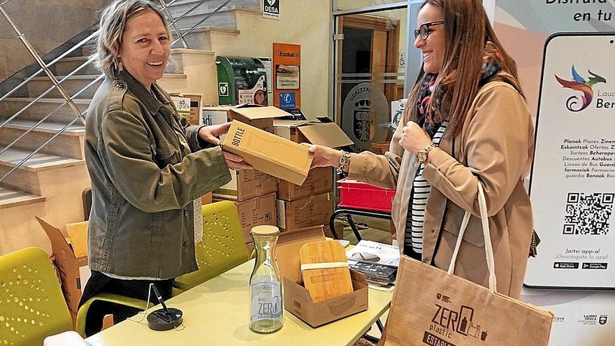 El material de la campaña se reparte a la entrada del Ayuntamiento. | FOTO: CEDIDA