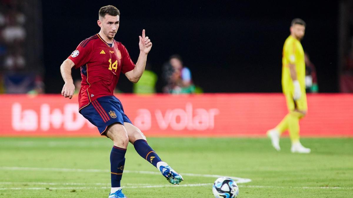 Laporte durante un partido con la selección española de fútbol.