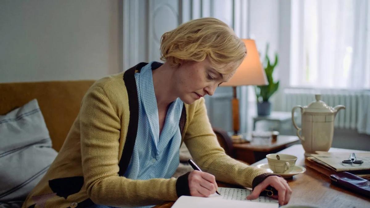 La actriz Sofia Pekkari interpretando a Astrid Lindgren en el documental ‘Astrid Lindgren, diarios de guerra’