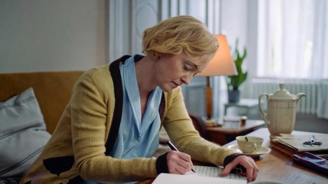 La actriz Sofia Pekkari interpretando a Astrid Lindgren en el documental ‘Astrid Lindgren, diarios de guerra’