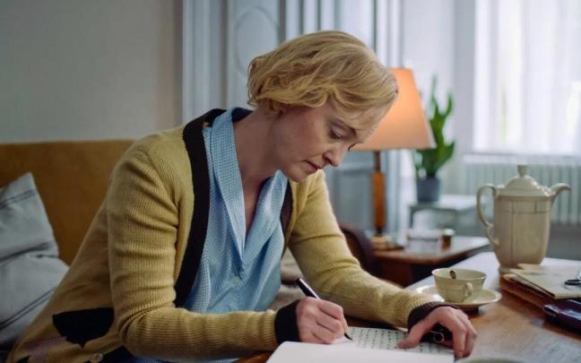 La actriz Sofia Pekkari interpretando a Astrid Lindgren en el documental ‘Astrid Lindgren, diarios de guerra’