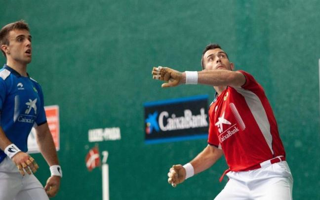 Jaka se dispone a entrar de volea en presencia de Peña.