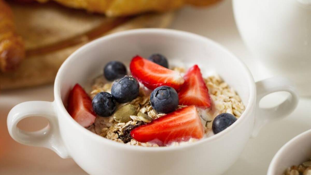 Bol de avena con fresa, arándanos y pipas de calabaza