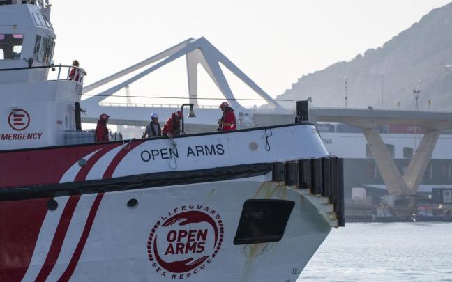 Voluntarios a bordo del barco de la ONG Open Arms Voluntarios a bordo del barco de la ONG Open Arms