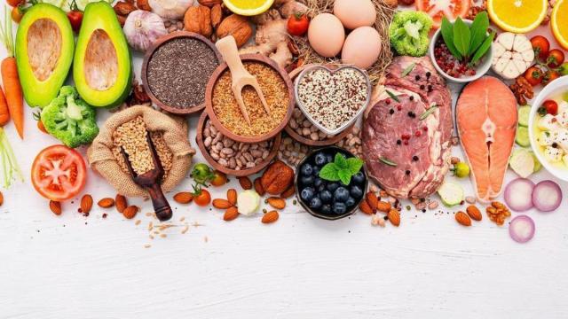 Frutas, verduras, granos integrales y legumbres aportan carbohidratos complejos.