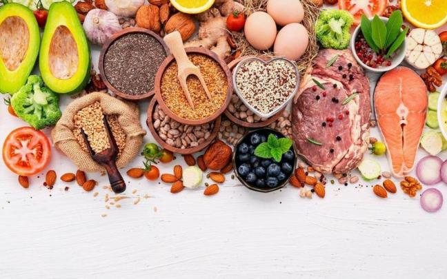 Frutas, verduras, granos integrales y legumbres aportan carbohidratos complejos.