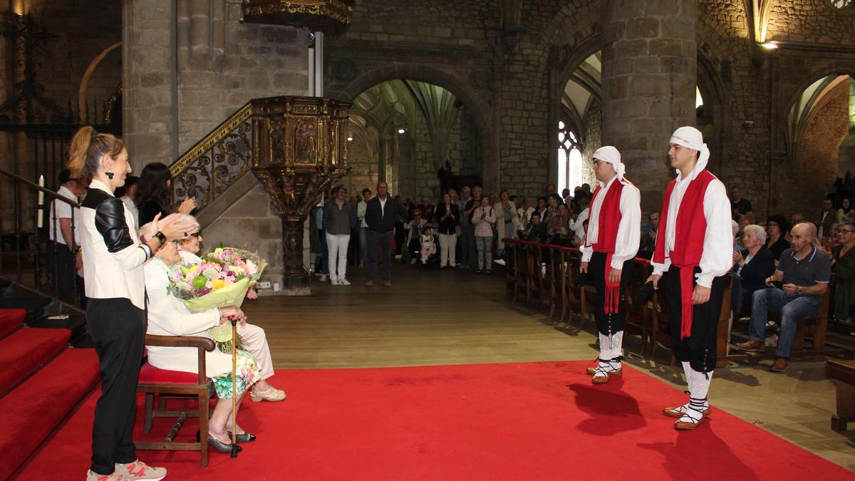 En el homenaje no faltó el aurresku al compás del txistu.