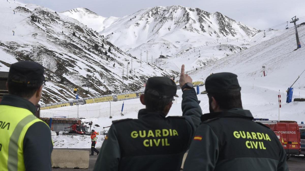 Fotografía de miembros de la Guardia Civil en la estación de Astún.