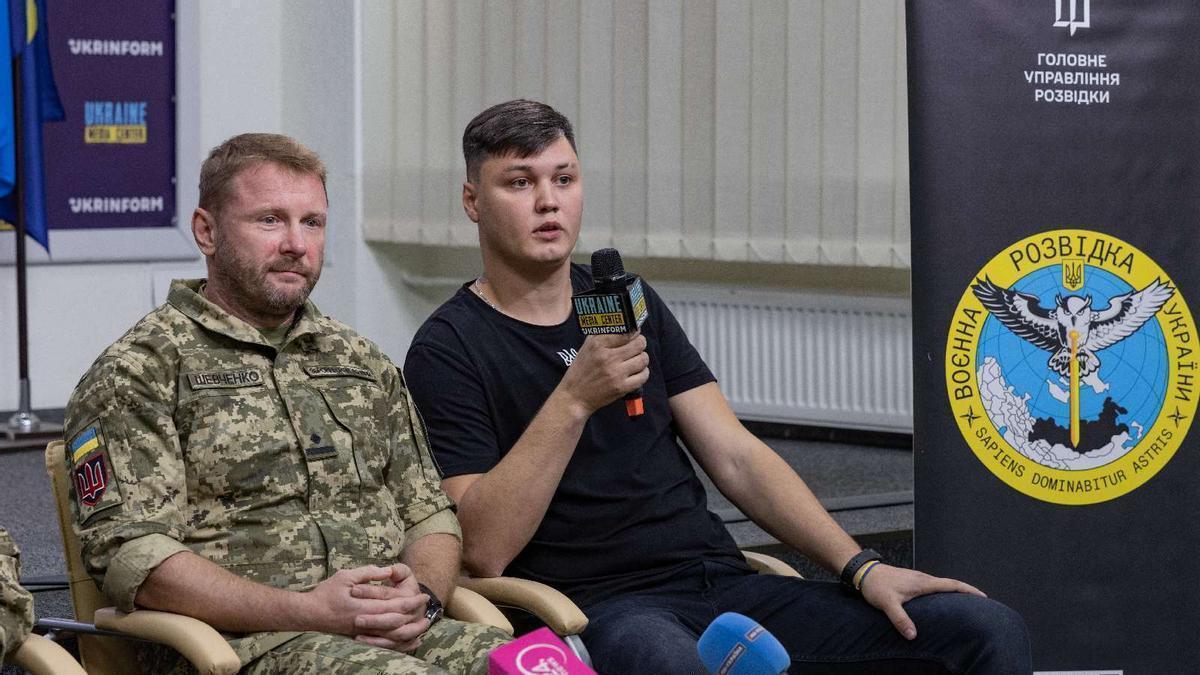 Maxim Kuzminov (d) junto a un soldado ucraniano.