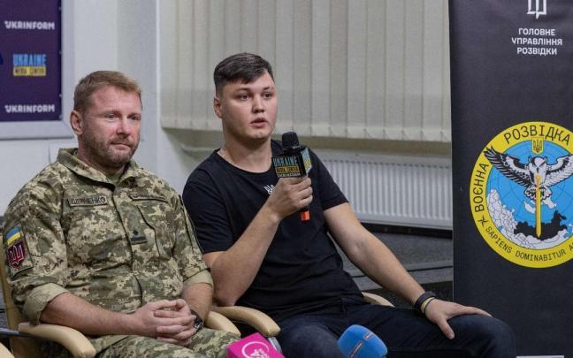 Maxim Kuzminov (d) junto a un soldado ucraniano.